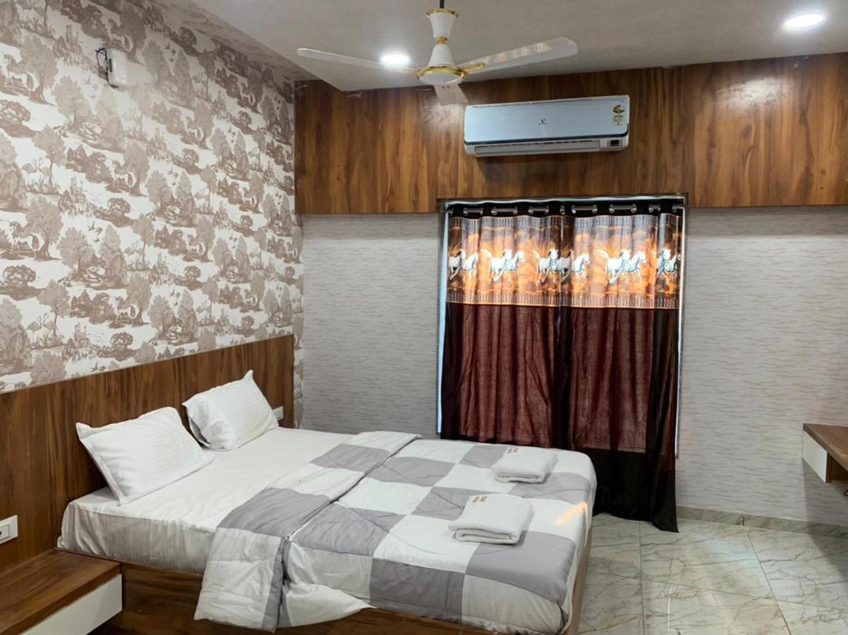 Kesar Hotel Viramgam Bagian luar foto