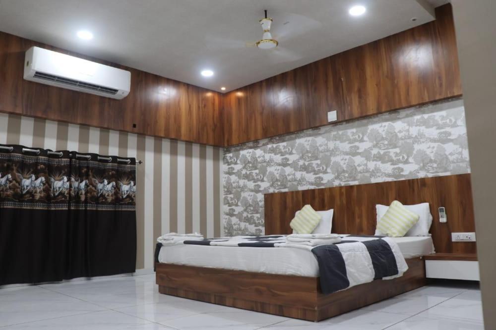 Kesar Hotel Viramgam Bagian luar foto